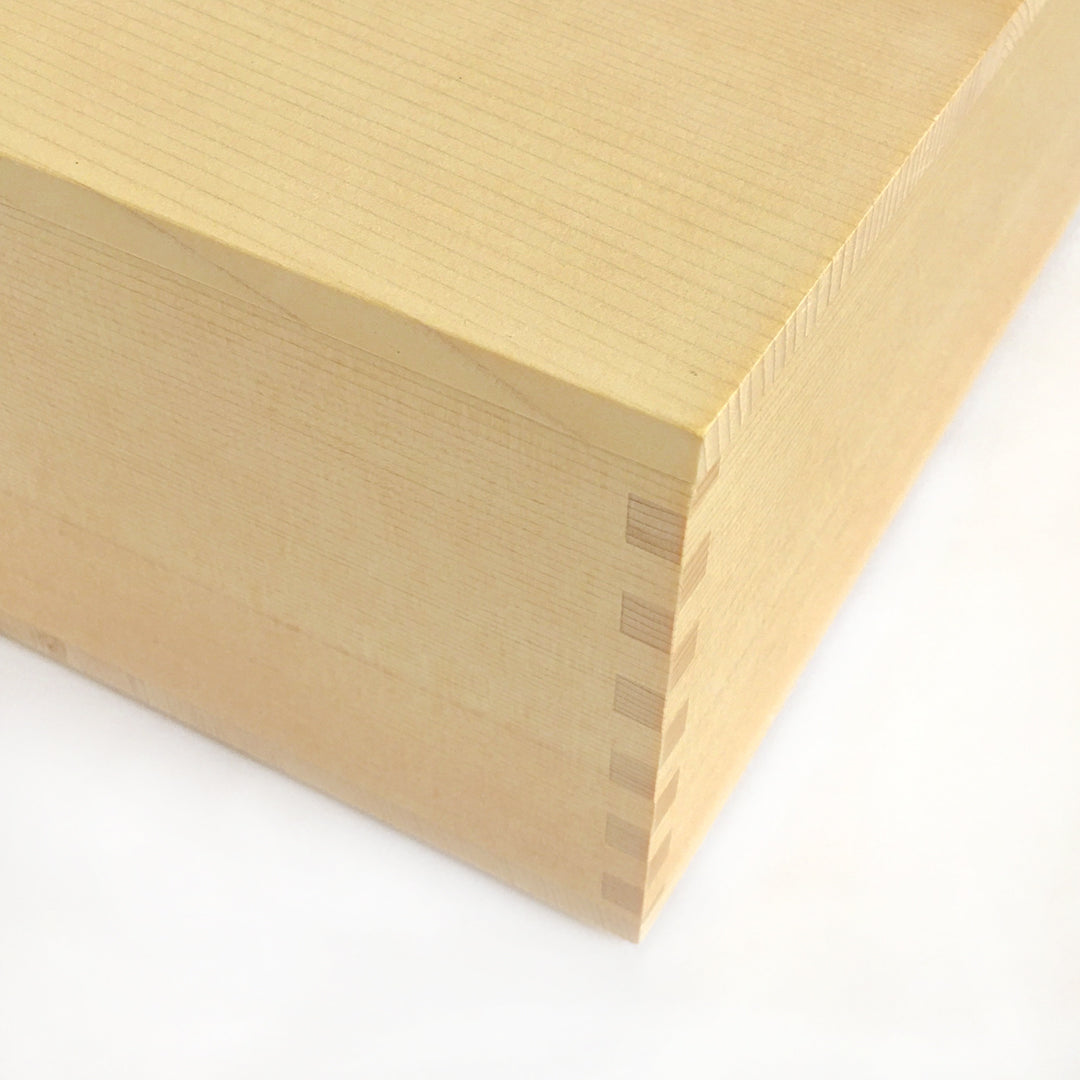 Hinoki Wood Box Duo Set - te+te (te plus te) The Hinoki wood box comes with Hinoki Moisturizer and Hand Wash in a bed of fresh hinoki shavings.