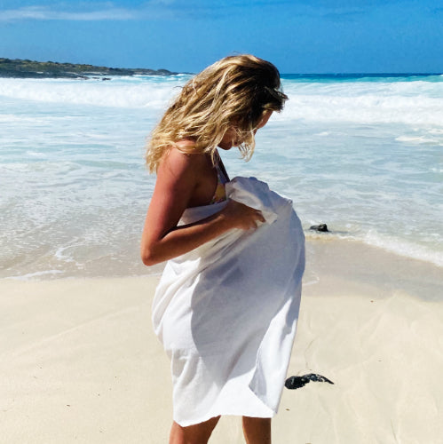 tepluste_Japanese super towel collection Male model is pulling the shirt off on the beach
