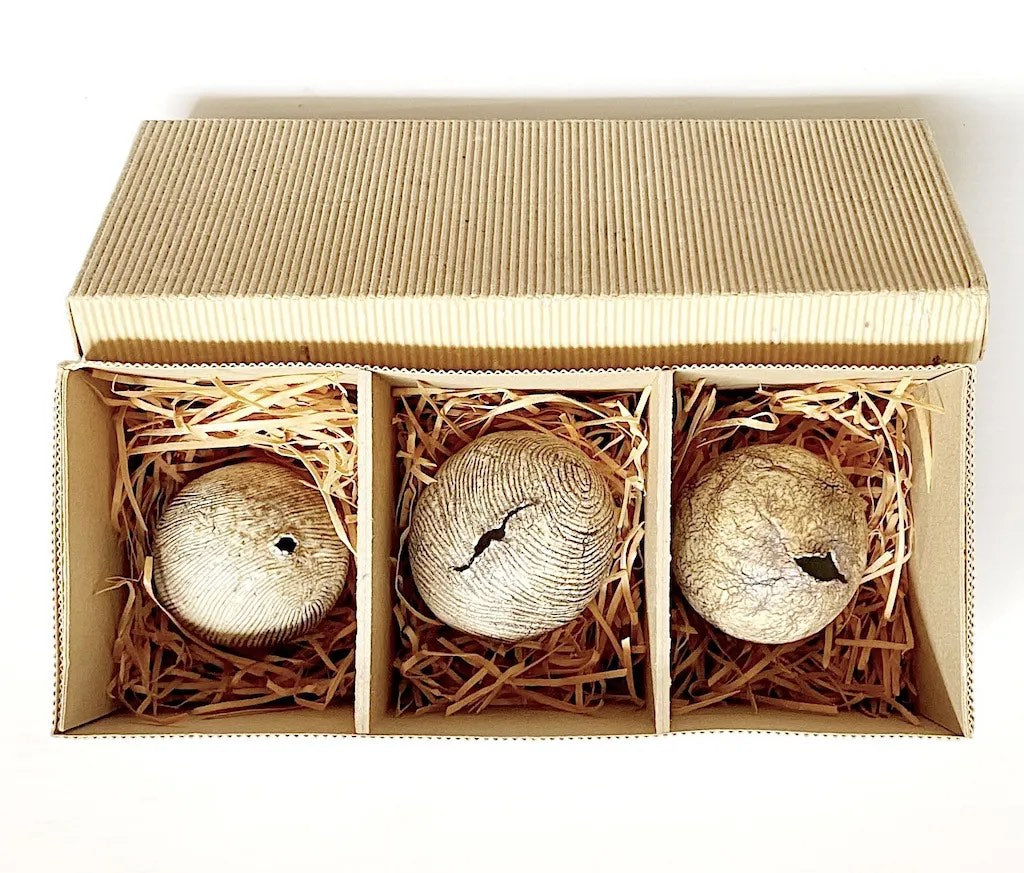 Three decorative CERAMIC vases in a box with straw-like filler — TE PLUS TE Porcelain collection