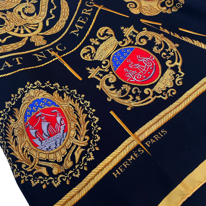 tepluste Hermes Black and Gold SilkScarf close-up
