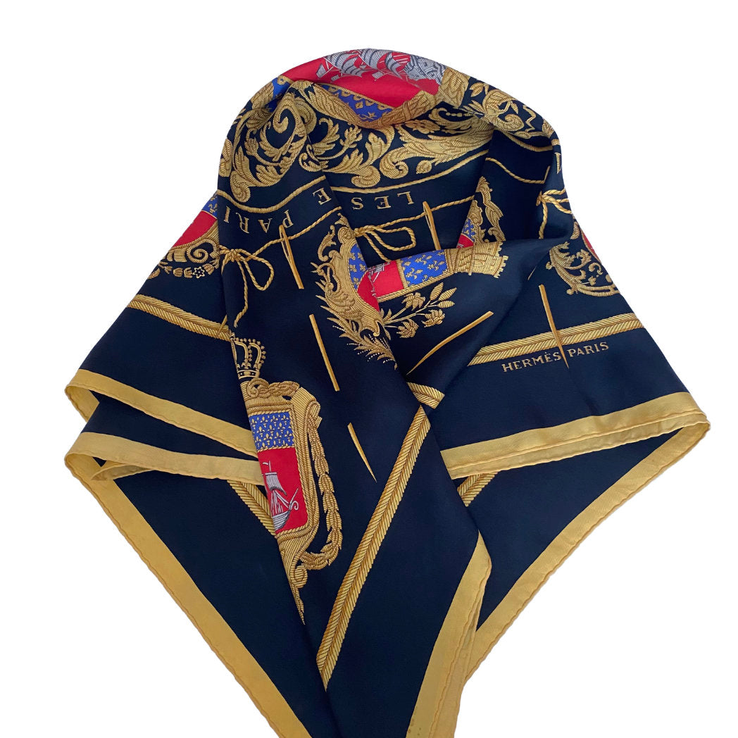 tepluste Hermes Black and Gold fold SilkScarf close-up 