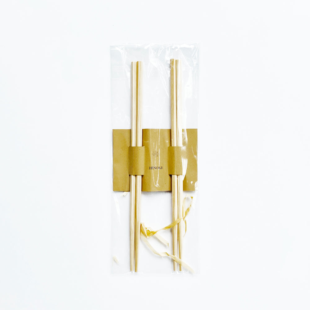 Showing the translucent package of TE PLUS TE Hinoki Chopstick is crafted from sustainable Hinoki Cypress wood and is shaped in a hexagonal for better grip. 