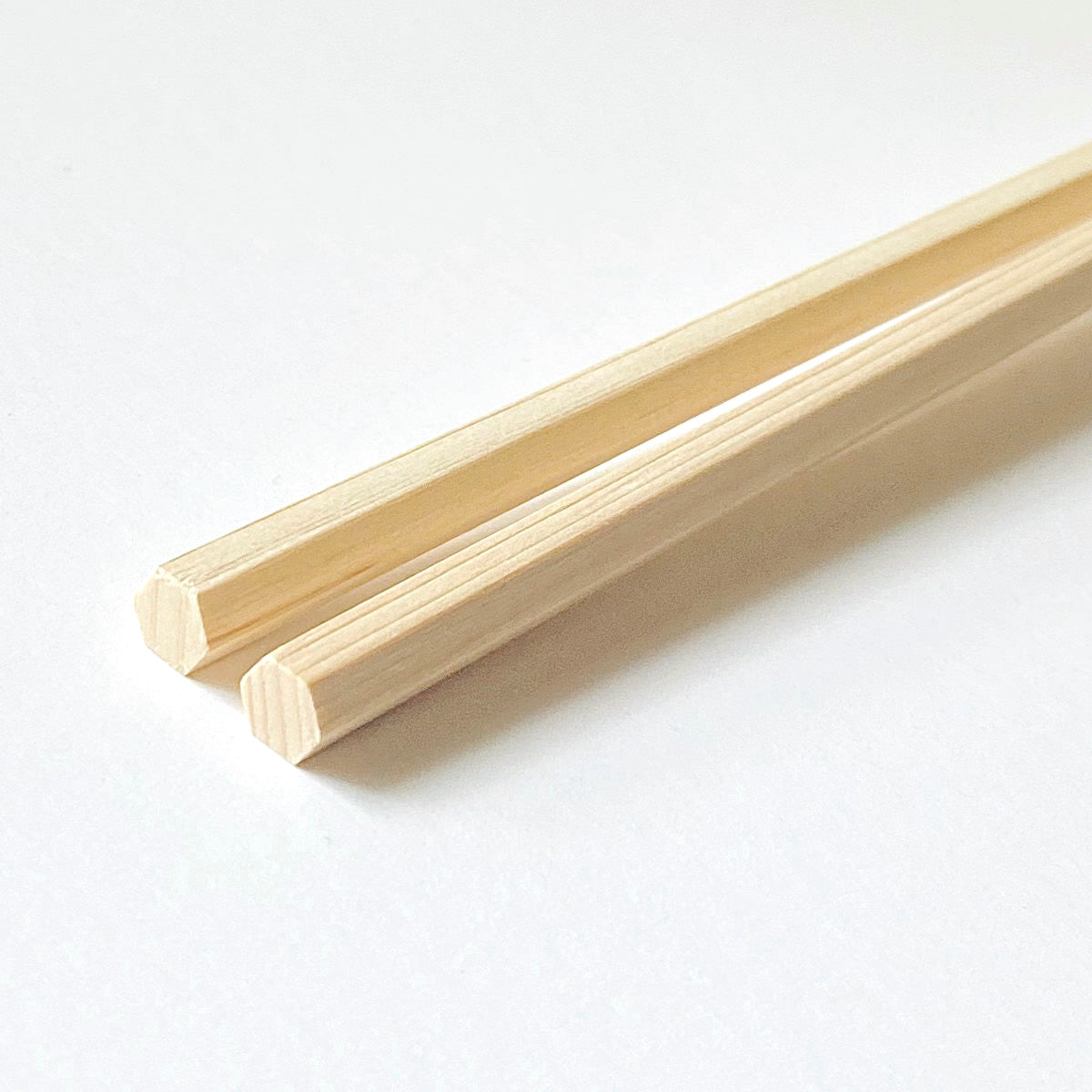 TE PLUS TEHinoki Chopstick is crafted from sustainable Hinoki Cypress wood and is shaped in a hexagonal for better grip. For multiple reuse. No oil or chemical applied. close-up image