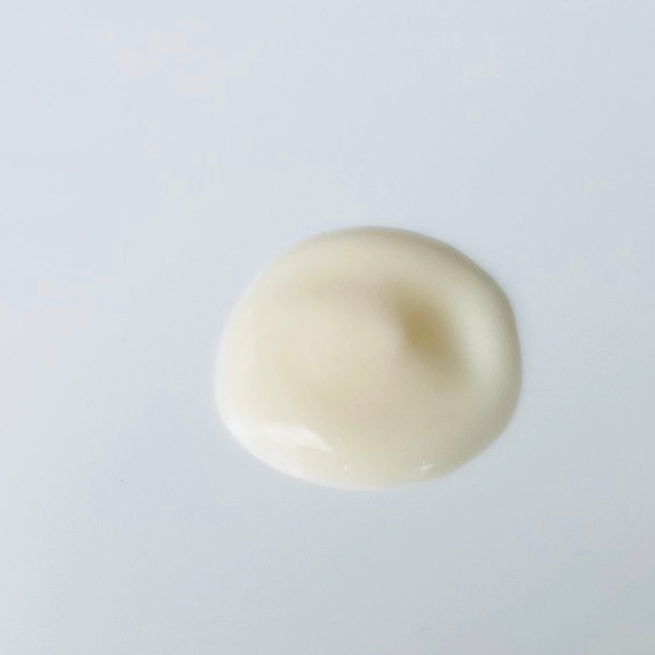 Te Plus Te Hinoki Moisturizer Pure, unblended Japanese Hinoki essential oil emits a soft woody aroma and hint of citrus