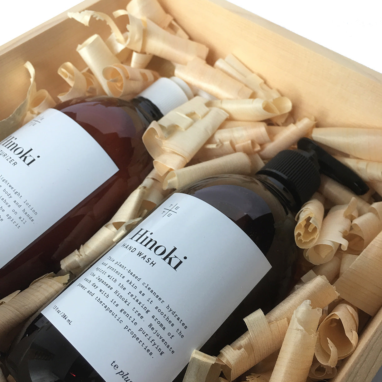 Hinoki Wood Box Duo Set - te+te (te plus te) The Hinoki wood box comes with Hinoki Moisturizer and Hand Wash in a bed of fresh hinoki shavings. 