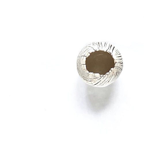 Palm-size porcelain piece, hand-pinched by Eda for Te Plus Te.Keep the day's find in this small vessel. The piece is sent in a beautiful gift box. 