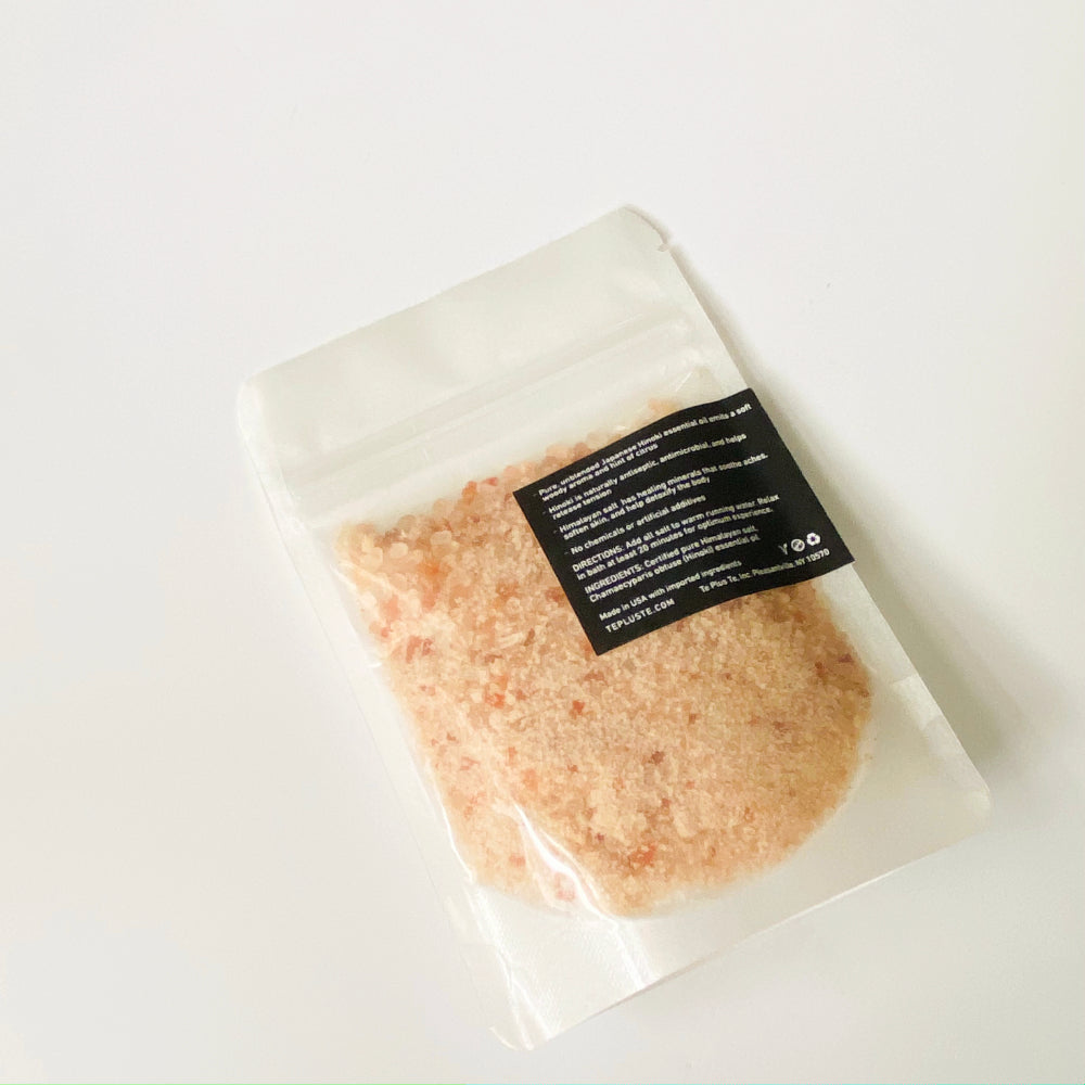 Backview of Te Plus Te Hinoki Himalayan Bath Soak 4 oz in While pouch  with black label