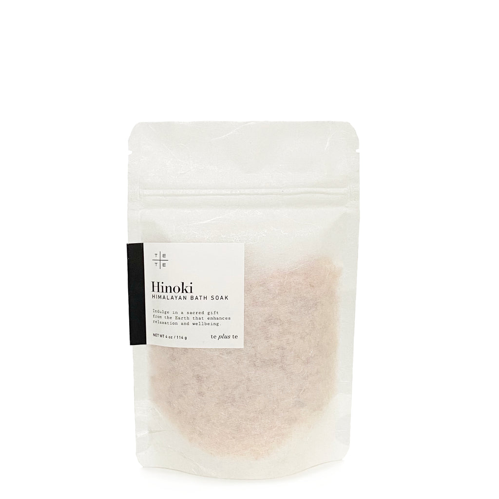 white paper zip pouch of Te Plus Te Hinoki Himalayan Bath Soak 4 oz Made with a blend of certified pure Himalayan salt and Hinoki essential oil. 