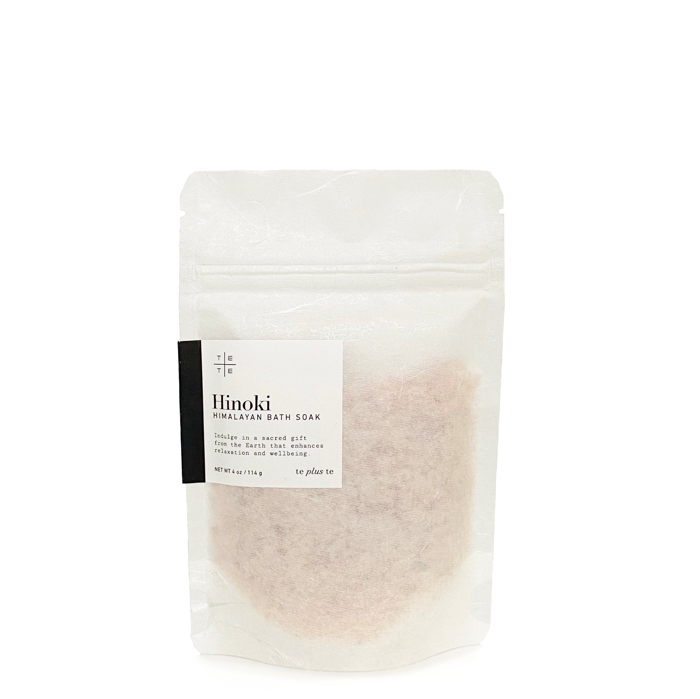 white paper zip pouch of Te Plus Te Hinoki Himalayan Bath Soak 4 oz Made with a blend of certified pure Himalayan salt and Hinoki essential oil. 